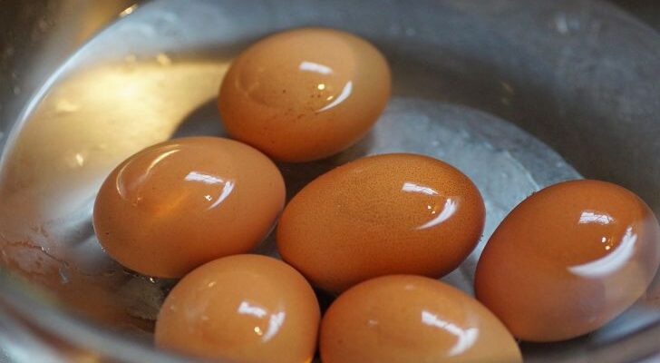 Как сварить яйцо без кипячения: необычный способ, благодаря которому блюдо сохраняет пользу