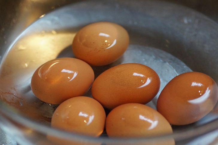 Как сварить яйцо без варки — необычный способ сохранить пользу блюда