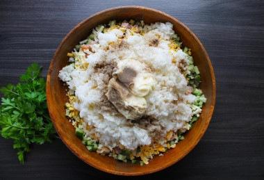 Салат из кролика с ветчиной кукурузой и рисом на Новый год 2023