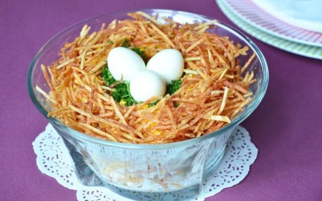 Гнездо глухаря салат классический с перепелиными яйцами и курицей