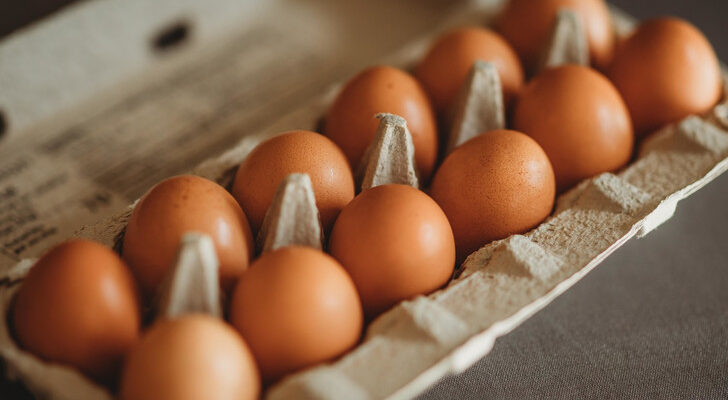 Как проверить свежесть яиц прямо в магазине: простой трюк, о котором вы точно не знали