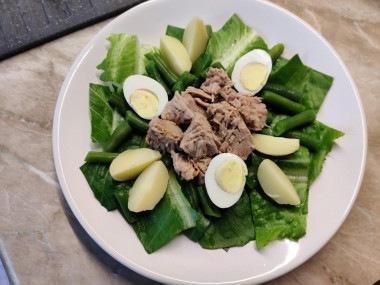 Классический салат нисуаз с тунцом, анчоусами и перепелиными яйцами
