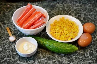 Салат из крабовых палочек и кукурузы классический без риса