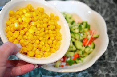 Салат из крабовых палочек и кукурузы классический без риса