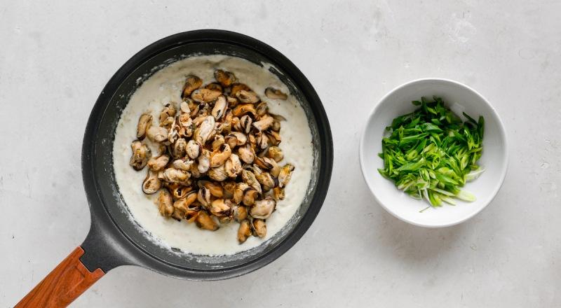 Мидии на сковороде со сметаной, пошаговый рецепт с фото