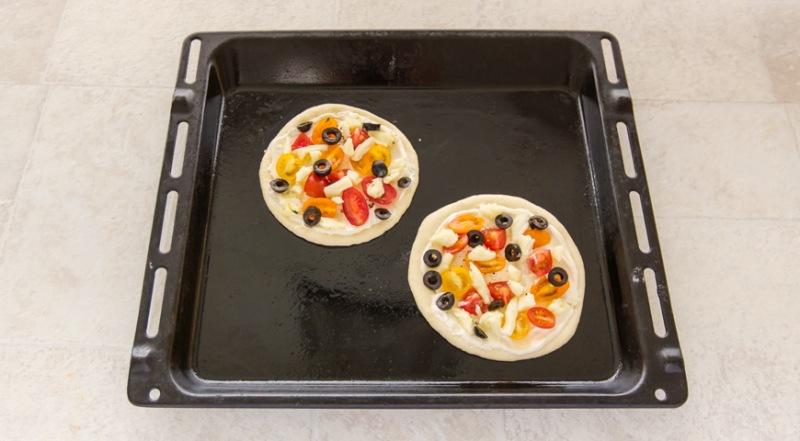 Мини-пицца с моцареллой и помидорами, рецепт с фото пошагово