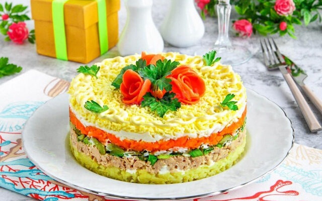 Простой недорогой салат на день рождения