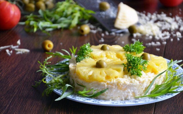 Салат Ананасы с сыром и чесноком