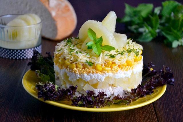 Кукурузный салат с курицей и ананасом
