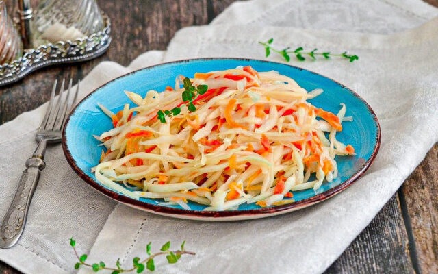 Салат из свежей капусты с морковью как в столовой с уксусом