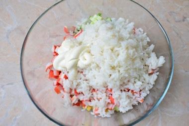 Салат из крабовых палочек с рисом и кукурузой