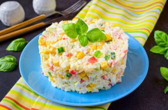 Салат крабовые палочки с рисом и кукурузой