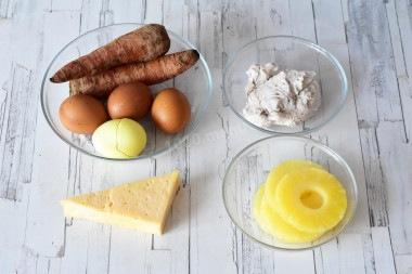 Куриный салат с чесноком, ананасом и яйцом