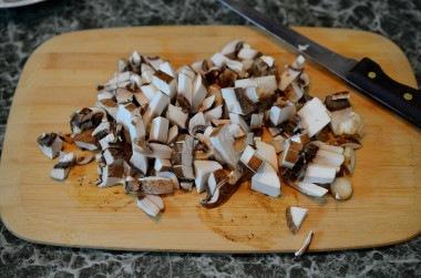 Куриный салат с грибами и грецкими орехами