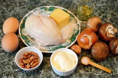 Куриный салат с грибами и грецкими орехами