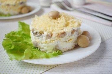 Слоеный салат из курицы, грибов и сыра