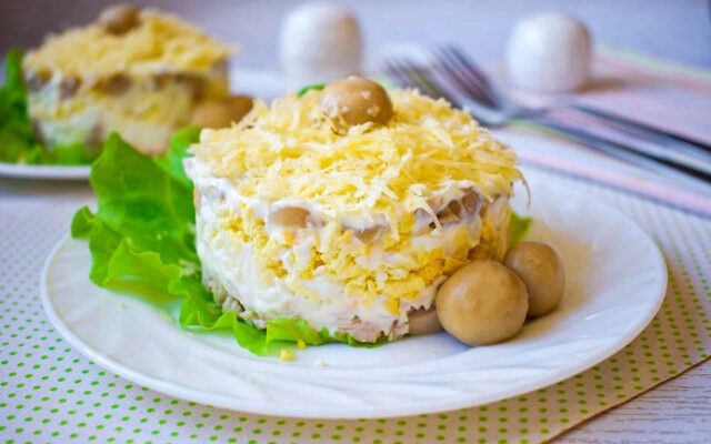 Салат курица с грибами и сыром слоями