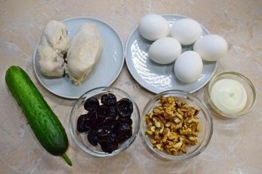 Салат Нежность с курицей черносливом и грецкими орехами