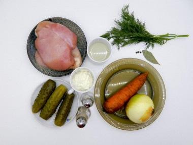 Салат Обжорка классическая с курицей и солеными огурцами
