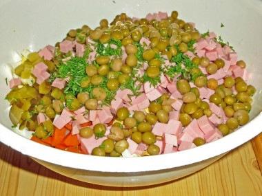 Салат с солеными огурцами и колбасой Классический салат Оливье