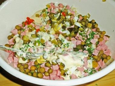 Салат оливье с огурцом и колбасой классический