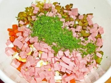 Салат с солеными огурцами и колбасой Классический салат Оливье