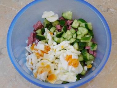 Салат с колбасой и свежими огурцами и яйцами