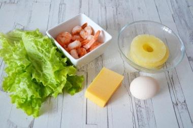 Креветки, ананас и сырный салат