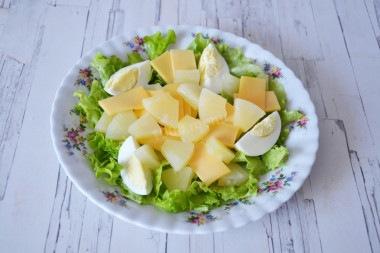 Салат из креветок с ананасом и сыром