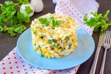 Салат из курицы, яиц и сыра