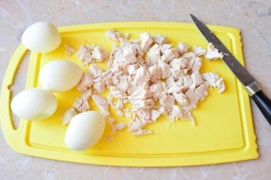 Салат с курицей, яйцом и сыром