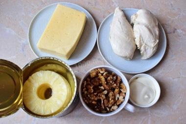 Салат с курицей ананасом, грецкими орехами и сыром