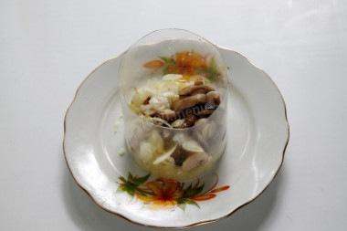 Салат с куриными крылышками и грибами