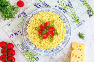 Салат с куриной грудкой и яйцами и сыром