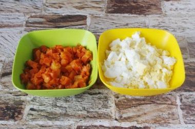 Салат с морковью, крабовыми палочками и яйцом