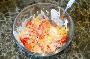 Салат с помидорами, сыром и гренками