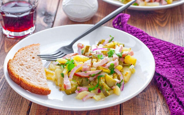 Салат с солеными огурцами и колбасой