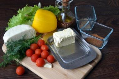 Салат с жареным адыгейским сыром и помидорами