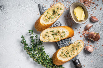 Сметут со стола за секунду: лучший рецепт чесночного хлеба, который вас точно покорит (а заодно и всю семью)