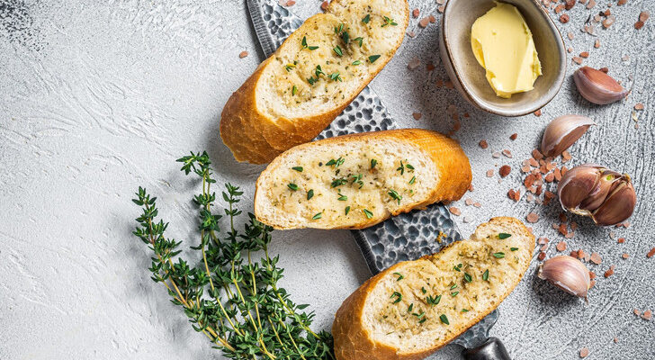 Сметут со стола за секунду: лучший рецепт чесночного хлеба, который вас точно покорит (а заодно и всю семью)