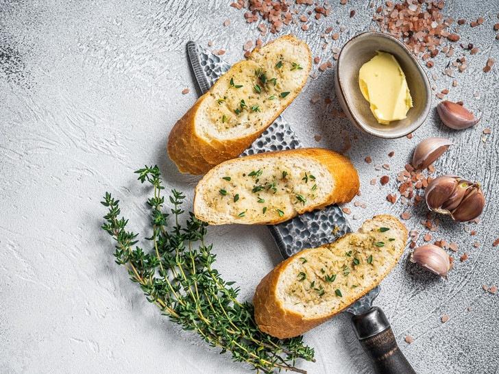Присядем на секунду за стол: лучший рецепт чесночного хлеба, который точно покорит вас (а заодно и всю семью)