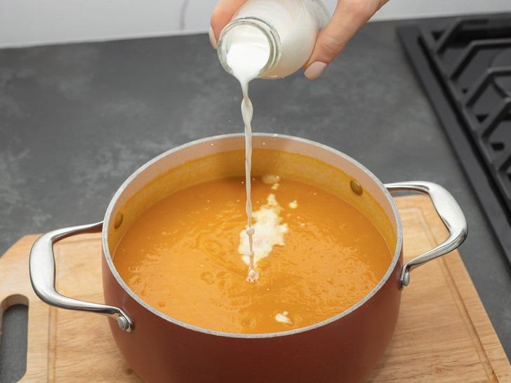 Вкус будет испорчен: 9 ингредиентов для супа, которые можно добавлять только в конце приготовления (но вы делаете это наоборот)