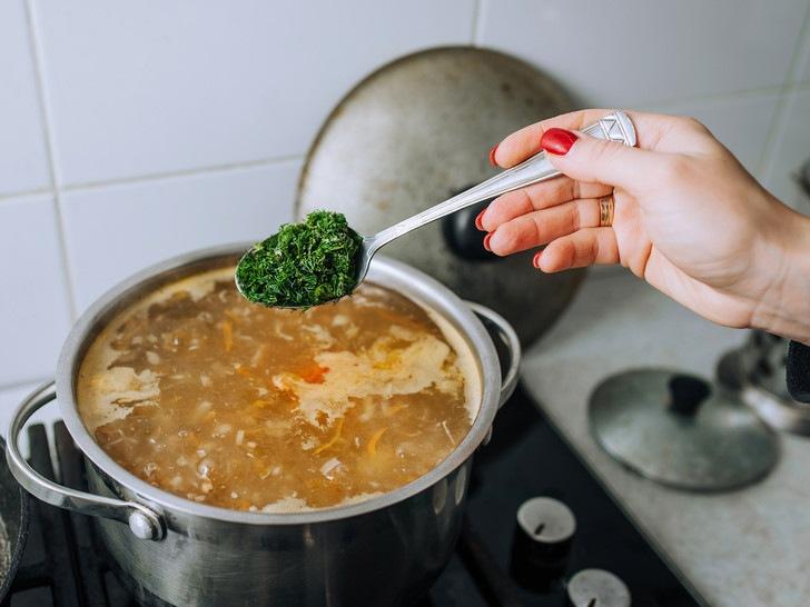 Вкус будет испорчен: 9 ингредиентов для супа, которые можно добавлять только в конце приготовления (но вы делаете это наоборот)