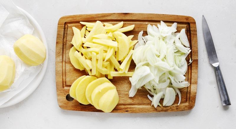 Жареная картошка с луком на сковороде, пошаговый рецепт с фото