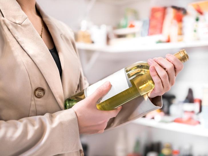 Как определить некачественный алкоголь в магазине: 5 лучших уловок, о которых вы не знали