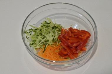 Салат из фунчозы с корейскими овощами