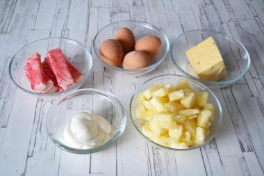 Салат с крабовыми палочками, ананасом и сыром