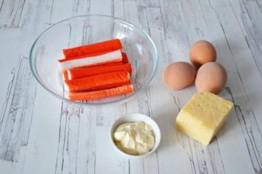 Салат с крабовыми палочками, сыром и яйцом