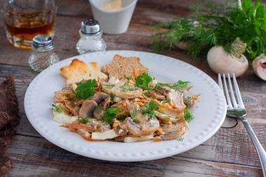 Салат с жареными грибами, морковью и луком
