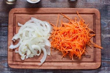Салат с жареными грибами, морковью и луком